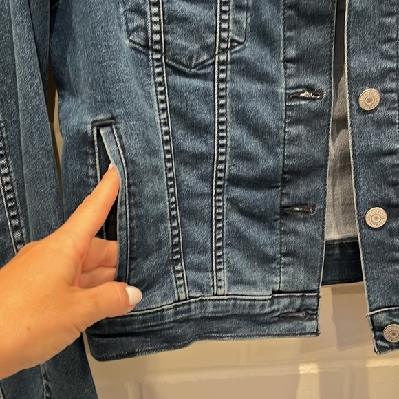 Levi’s classic denim jacket. - Picture 3 of 9